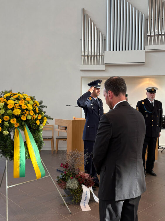 C. Traub vor Kranz am Volkstrauertag 2025